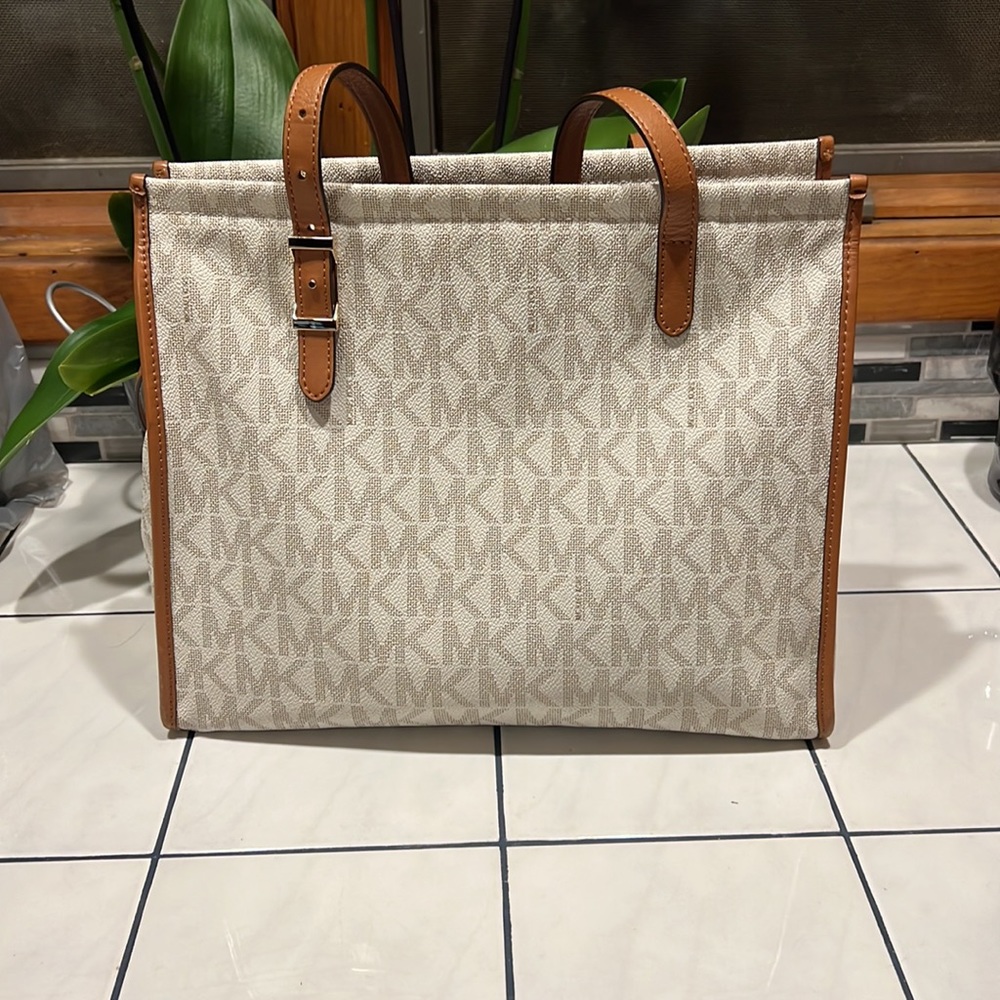 MK purse. - Picture 3 of 6